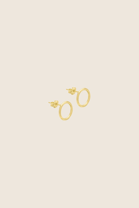 Minimal circle stud earrings set flat against the ear, designed for effortless everyday wear. With a 10 mm diameter, they suit business, casual, and sporty looks alike. A subtle yet distinctive detail that adapts to the ear’s natural geometry. Discover refined simplicity by UMIAR jewelry.