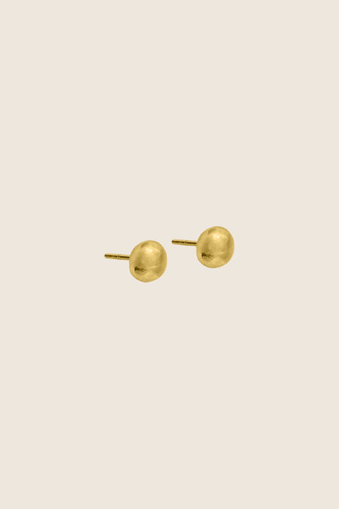 Stud earrings featuring an irregular, drop-inspired shape that makes each pair subtly unique. Their organic form highlights individuality and refined craftsmanship, creating a discreet yet expressive accent for everyday and elegant styling. Discover one-of-a-kind details by UMIAR jewelry.