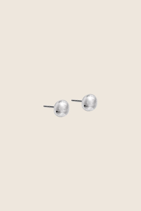 Stud earrings featuring an irregular, drop-inspired shape that makes each pair subtly unique. Their organic form highlights individuality and refined craftsmanship, creating a discreet yet expressive accent for everyday and elegant styling. Discover one-of-a-kind details by UMIAR jewelry.