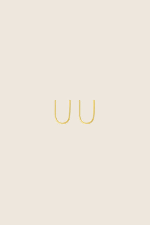 Handcrafted single-element earrings made from silver wire, shaped like the letter U. Minimal, discreet, and exceptionally comfortable, they are easy to wear by simply threading one end through the ear. A refined everyday design that subtly transforms when worn. Discover thoughtful minimalism by UMIAR jewelry.
