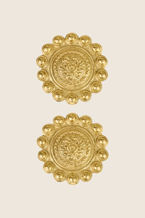 Large vintage-inspired stud earrings with rich ornamentation and symbolic sun motifs. Featuring a 40 mm diameter, they create a bold, eye-catching statement and evoke the spirit of mythical Mediterranean Greece. A striking design for those who dream of travel and timeless elegance. Discover expressive jewelry by UMIAR jewelry.