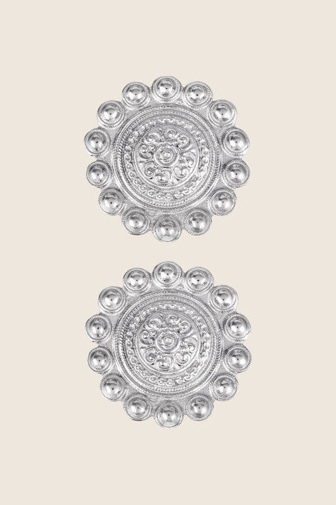 Large vintage-inspired stud earrings with rich ornamentation and symbolic sun motifs. Featuring a 40 mm diameter, they create a bold, eye-catching statement and evoke the spirit of mythical Mediterranean Greece. A striking design for those who dream of travel and timeless elegance. Discover expressive jewelry by UMIAR jewelry.
