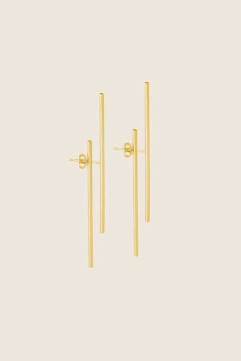 Extraordinary double-sided earrings featuring two dynamic straight lines and a distinctive layered construction. Composed of a front stud, back tube, and stopper, they create a modern, architectural statement that elevates any look. Discover contemporary design and refined craftsmanship by UMIAR jewelry.