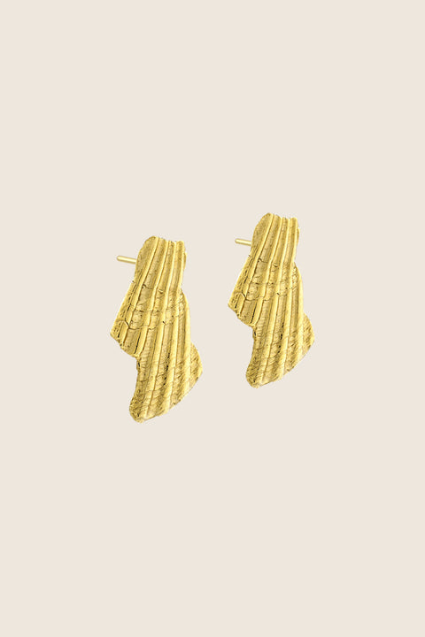 Expressive stud earrings inspired by broken shell forms bring a bold summer accent to your jewelry collection. Measuring 15 × 29 mm, they combine sculptural design with lightness, making them an ideal complement to warm-weather and holiday looks. Discover seasonal elegance by UMIAR jewelry.