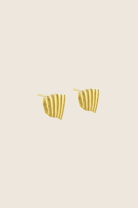 Delicate stud earrings inspired by broken shell forms create a subtle yet expressive summer accent. Measuring 18 × 15 mm, they add lightness and elegance to warm-weather looks, making them a versatile choice for everyday summer styling. Discover refined seasonal jewelry by UMIAR jewelry.