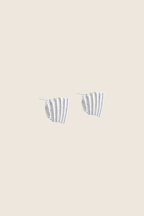 Delicate stud earrings inspired by broken shell forms create a subtle yet expressive summer accent. Measuring 18 × 15 mm, they add lightness and elegance to warm-weather looks, making them a versatile choice for everyday summer styling. Discover refined seasonal jewelry by UMIAR jewelry.