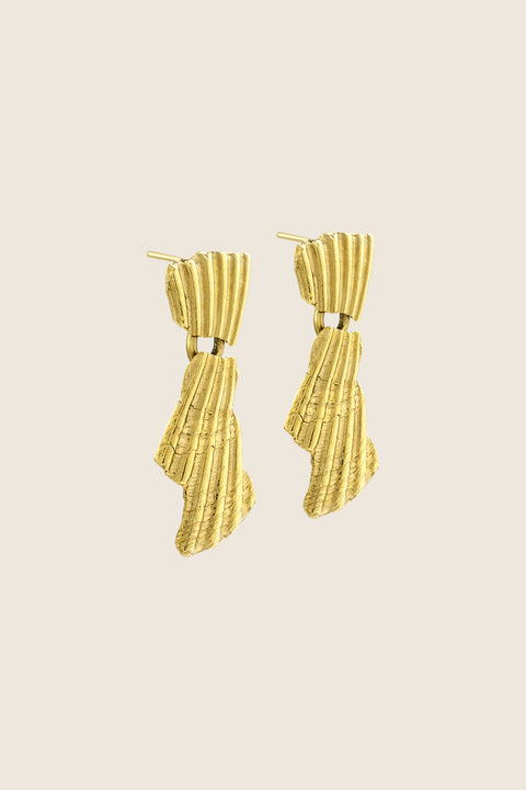 Decorative stud earrings inspired by broken shell forms, featuring a movable element for dynamic expression. Measuring 40 × 20 mm, they bring movement and character to summer styling. A distinctive yet elegant design that elevates warm-weather looks. Discover seasonal statement jewelry by UMIAR jewelry.