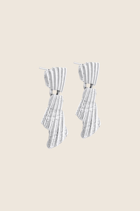 Decorative stud earrings inspired by broken shell forms, featuring a movable element for dynamic expression. Measuring 40 × 20 mm, they bring movement and character to summer styling. A distinctive yet elegant design that elevates warm-weather looks. Discover seasonal statement jewelry by UMIAR jewelry.