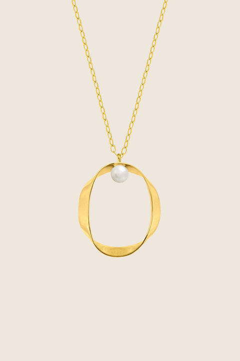 A minimalist pendant inspired by feminine intimacy, crafted from a sculptural silver ribbon and accented with a natural pearl. Suspended on a 50 cm silver chain, this refined design celebrates the beauty of the body through symbolic form and artistic craftsmanship. Discover expressive minimalism by UMIAR jewelry.