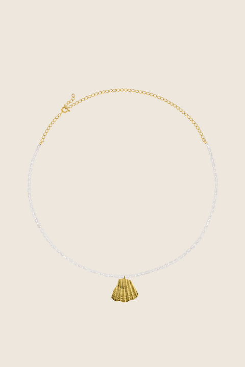 A refined choker necklace combining a silver broken shell pendant with natural pearls. Featuring an adjustable chain and a total length of 46 cm, it can be worn close to the neck or slightly lower for versatile styling. A modern marine accent that blends elegance with natural beauty. Discover contemporary seaside jewelry by UMIAR jewelry.