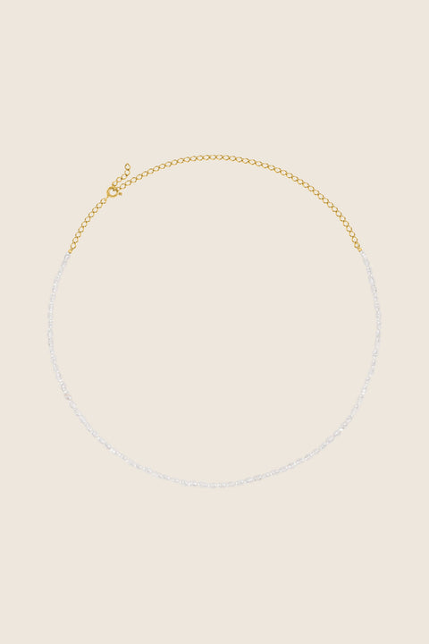 An elegant choker necklace combining a silver chain with delicate natural pearls. Featuring an adjustable length and a total length of 46 cm, it can be styled close to the neck or worn lower for a softer effect. A timeless piece that adds subtle elegance to any look. Discover refined classics by UMIAR jewelry.