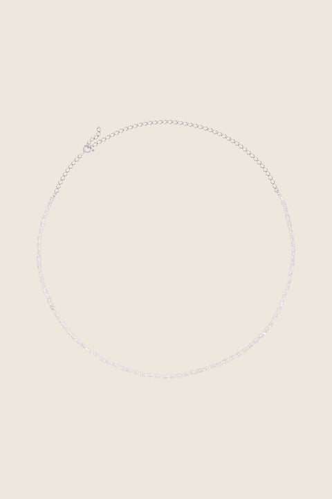 An elegant choker necklace combining a silver chain with delicate natural pearls. Featuring an adjustable length and a total length of 46 cm, it can be styled close to the neck or worn lower for a softer effect. A timeless piece that adds subtle elegance to any look. Discover refined classics by UMIAR jewelry.