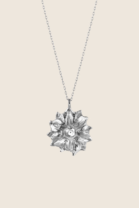 A decorative flower pendant inspired by vintage aesthetics, paired with a delicate silver chain for a modern contrast. Featuring a 20 mm pendant and a 50 cm chain, this expressive necklace is perfect for lovers of floral motifs and makes a thoughtful gift for special occasions. Discover contemporary elegance by UMIAR jewelry.