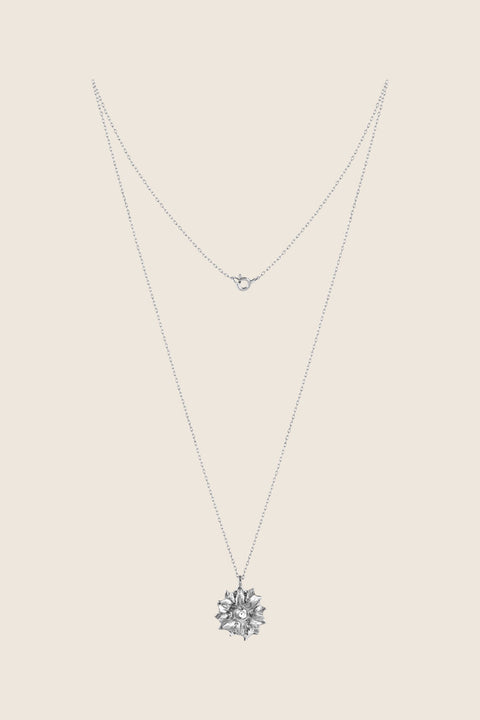 A decorative flower pendant inspired by vintage aesthetics, paired with a delicate silver chain for a modern contrast. Featuring a 20 mm pendant and a 50 cm chain, this expressive necklace is perfect for lovers of floral motifs and makes a thoughtful gift for special occasions. Discover contemporary elegance by UMIAR jewelry.