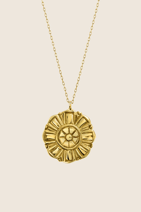 A large flower-shaped pendant necklace inspired by vintage aesthetics, suspended on a refined 50 cm silver chain. Featuring a 27 mm decorative pendant, it combines bold floral character with elegant simplicity. A striking choice for lovers of expressive design and high-quality craftsmanship. Discover timeless statement jewelry by UMIAR jewelry.