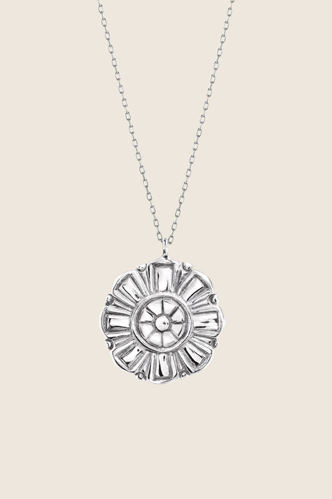A large flower-shaped pendant necklace inspired by vintage aesthetics, suspended on a refined 50 cm silver chain. Featuring a 27 mm decorative pendant, it combines bold floral character with elegant simplicity. A striking choice for lovers of expressive design and high-quality craftsmanship. Discover timeless statement jewelry by UMIAR jewelry.