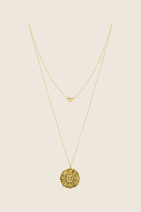 A large flower-shaped pendant necklace inspired by vintage aesthetics, suspended on a refined 50 cm silver chain. Featuring a 27 mm decorative pendant, it combines bold floral character with elegant simplicity. A striking choice for lovers of expressive design and high-quality craftsmanship. Discover timeless statement jewelry by UMIAR jewelry.