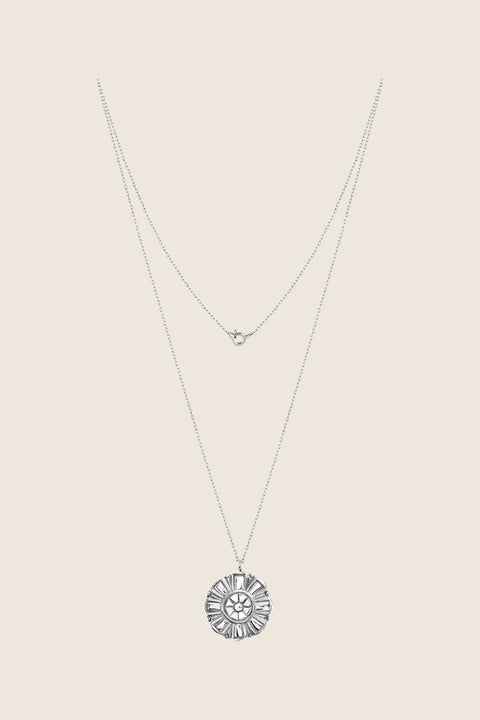 A large flower-shaped pendant necklace inspired by vintage aesthetics, suspended on a refined 50 cm silver chain. Featuring a 27 mm decorative pendant, it combines bold floral character with elegant simplicity. A striking choice for lovers of expressive design and high-quality craftsmanship. Discover timeless statement jewelry by UMIAR jewelry.