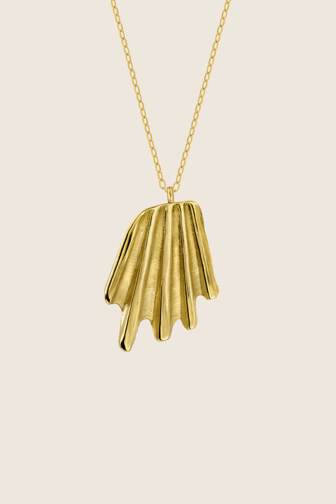 A striking pendant inspired by the form of a broken shell, suspended on a 50 cm silver chain. Its sculptural, dynamic shape makes it a bold yet elegant accent for summer looks. Designed for those who appreciate marine motifs in an unconventional, refined form. Discover expressive seaside design by UMIAR jewelry.