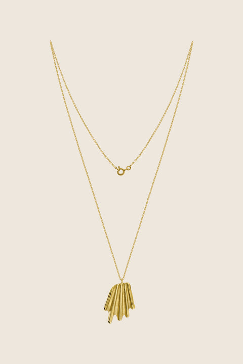 A striking pendant inspired by the form of a broken shell, suspended on a 50 cm silver chain. Its sculptural, dynamic shape makes it a bold yet elegant accent for summer looks. Designed for those who appreciate marine motifs in an unconventional, refined form. Discover expressive seaside design by UMIAR jewelry.