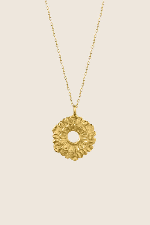 An elegant round flower pendant inspired by vintage floral motifs, suspended on a 50 cm chain. Featuring a 20 mm pendant, this refined necklace pairs beautifully with summer dresses and relaxed shirts. A timeless gift idea to give with or instead of flowers. Discover graceful design by UMIAR jewelry.