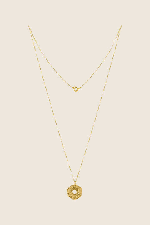 An elegant round flower pendant inspired by vintage floral motifs, suspended on a 50 cm chain. Featuring a 20 mm pendant, this refined necklace pairs beautifully with summer dresses and relaxed shirts. A timeless gift idea to give with or instead of flowers. Discover graceful design by UMIAR jewelry.