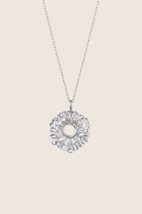An elegant round flower pendant inspired by vintage floral motifs, suspended on a 50 cm chain. Featuring a 20 mm pendant, this refined necklace pairs beautifully with summer dresses and relaxed shirts. A timeless gift idea to give with or instead of flowers. Discover graceful design by UMIAR jewelry.