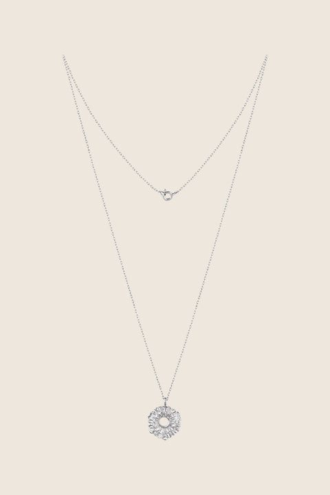 An elegant round flower pendant inspired by vintage floral motifs, suspended on a 50 cm chain. Featuring a 20 mm pendant, this refined necklace pairs beautifully with summer dresses and relaxed shirts. A timeless gift idea to give with or instead of flowers. Discover graceful design by UMIAR jewelry.