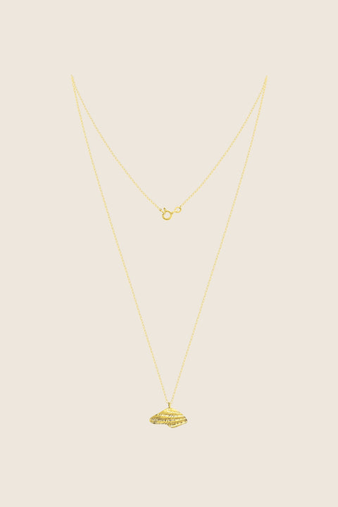 A delicate pendant inspired by the form of a broken shell, measuring 10 x 20 mm and suspended on a 40 cm chain. Combining organic texture with minimalist abstraction, this necklace captures timeless marine elegance. Ideal for summer looks and layering with the MARE II pendant. Discover refined seaside design by UMIAR jewelry.