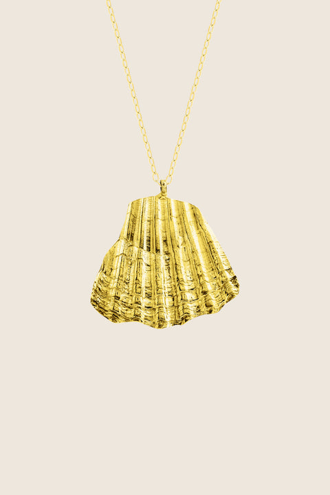 An elegant necklace featuring a large broken shell pendant measuring 25 x 25 mm, suspended on a 50 cm delicate chain. Combining organic texture with minimalist form, it is an ideal accent for summer looks. Beautiful worn alone or layered with the MARE I pendant. Discover refined marine elegance by UMIAR jewelry.