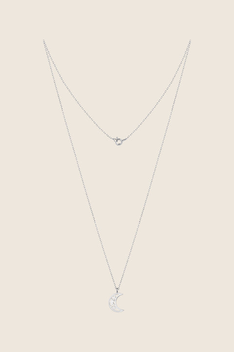 A minimalist moon-shaped pendant suspended on a 50 cm chain. With dimensions of 17 x 14 mm, this delicate necklace offers a subtle celestial accent suitable for everyday wear or elegant layering. Discover timeless symbolism and refined simplicity by UMIAR jewelry.