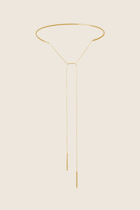 A handcrafted choker necklace combining the ORA hoop, a chain, and tubular end details. Designed for versatile styling, the chain can be tied, layered, or worn loose, including as a back neckline accent. A modern piece that adapts effortlessly to your style. Discover expressive minimalism by UMIAR jewelry.
