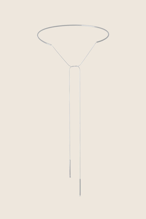 A handcrafted choker necklace combining the ORA hoop, a chain, and tubular end details. Designed for versatile styling, the chain can be tied, layered, or worn loose, including as a back neckline accent. A modern piece that adapts effortlessly to your style. Discover expressive minimalism by UMIAR jewelry.