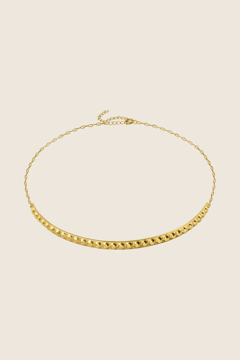 A decorative choker necklace featuring a studded half-hoop and adjustable length for a perfect fit. Elegant yet flirtatious, it highlights the neck and décolletage with refined character. With a total length of 40 cm, it adapts effortlessly to various styling needs. Discover expressive elegance by UMIAR jewelry.