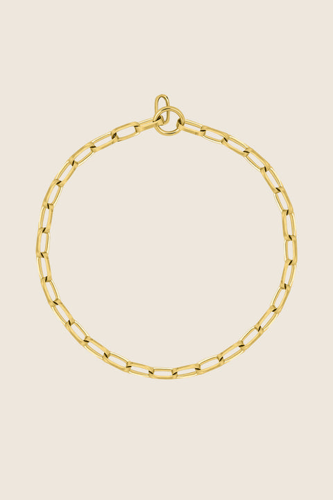 A bold chain necklace featuring rectangular, geometric links and an adjustable 42 cm length. Modern and expressive, it works for both everyday wear and special occasions. The decorative round clasp can be worn at the front, allowing for creative styling and a personalized finish. Discover confident design by UMIAR jewelry.