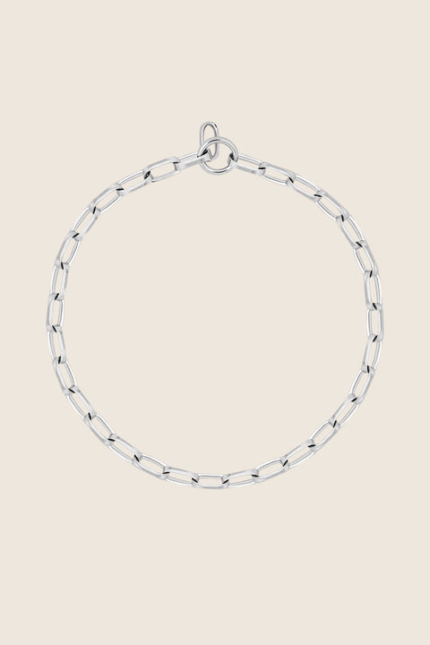 A bold chain necklace featuring rectangular, geometric links and an adjustable 42 cm length. Modern and expressive, it works for both everyday wear and special occasions. The decorative round clasp can be worn at the front, allowing for creative styling and a personalized finish. Discover confident design by UMIAR jewelry.