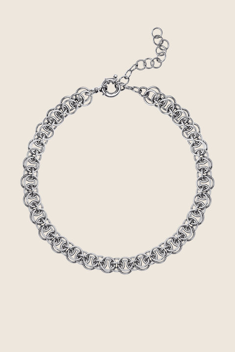 Discover the hand-woven chain necklace from UMIAR Jewellery — perfect for both everyday and elegant looks. This WIĘZI collection piece, crafted from delicate links, highlights artisanal craftsmanship and traditional techniques. Inspired by unifying emotions, it is designed for both her and him. Add exceptional design to your collection!