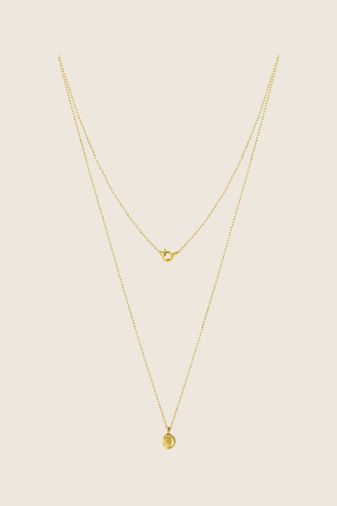 A distinctive pendant inspired by the organic shape of a droplet, suspended on a 50 cm chain. Each piece is subtly unique, highlighting its handcrafted character and individuality. A refined yet expressive accent for everyday and elegant styling. Discover authentic design by UMIAR jewelry.