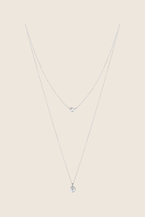 A distinctive pendant inspired by the organic shape of a droplet, suspended on a 50 cm chain. Each piece is subtly unique, highlighting its handcrafted character and individuality. A refined yet expressive accent for everyday and elegant styling. Discover authentic design by UMIAR jewelry.