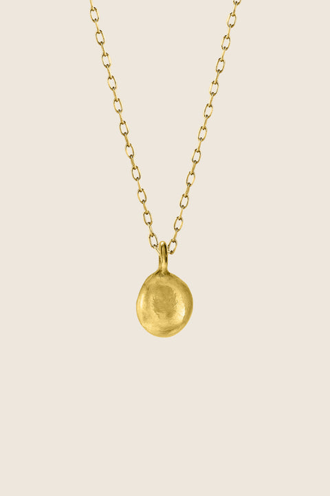 A distinctive pendant inspired by the organic shape of a droplet, suspended on a 50 cm chain. Each piece is subtly unique, highlighting its handcrafted character and individuality. A refined yet expressive accent for everyday and elegant styling. Discover authentic design by UMIAR jewelry.