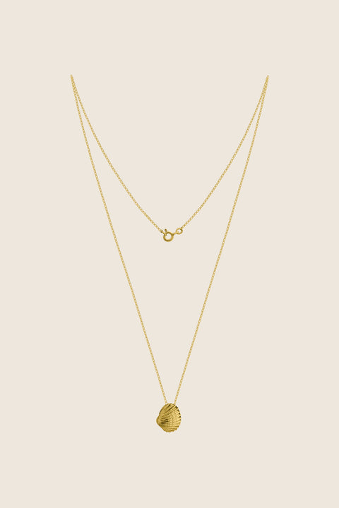 A delicate shell-shaped pendant measuring 15 x 10 mm, suspended on a 40 cm silver chain. Inspired by the ease of summer and the beauty of nature, this minimalist necklace works perfectly worn solo or layered with marine designs from the MARE collection. Discover subtle seaside elegance by UMIAR jewelry.
