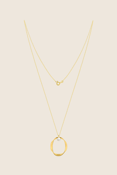 A minimalist pendant inspired by feminine intimacy, crafted from a sculptural silver ribbon and accented with a natural pearl. Suspended on a 50 cm silver chain, this refined design celebrates the beauty of the body through symbolic form and artistic craftsmanship. Discover expressive minimalism by UMIAR jewelry.