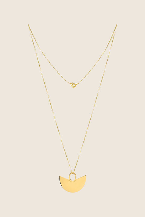 A distinctive pendant inspired by the culture of South America, suspended on a 50 cm silver chain. Combining symbolic form with refined simplicity, it adds character and depth to both casual and elegant looks. Discover cultural inspiration translated into contemporary jewelry by UMIAR jewelry.