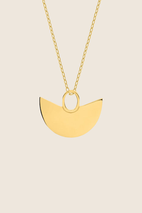 A distinctive pendant inspired by the culture of South America, suspended on a 50 cm silver chain. Combining symbolic form with refined simplicity, it adds character and depth to both casual and elegant looks. Discover cultural inspiration translated into contemporary jewelry by UMIAR jewelry.