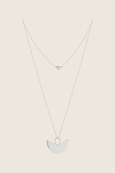 A distinctive pendant inspired by the culture of South America, suspended on a 50 cm silver chain. Combining symbolic form with refined simplicity, it adds character and depth to both casual and elegant looks. Discover cultural inspiration translated into contemporary jewelry by UMIAR jewelry.