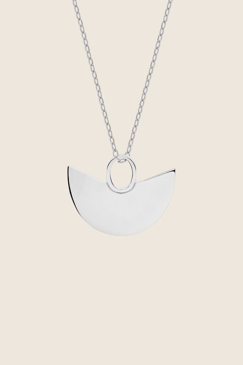 A distinctive pendant inspired by the culture of South America, suspended on a 50 cm silver chain. Combining symbolic form with refined simplicity, it adds character and depth to both casual and elegant looks. Discover cultural inspiration translated into contemporary jewelry by UMIAR jewelry.