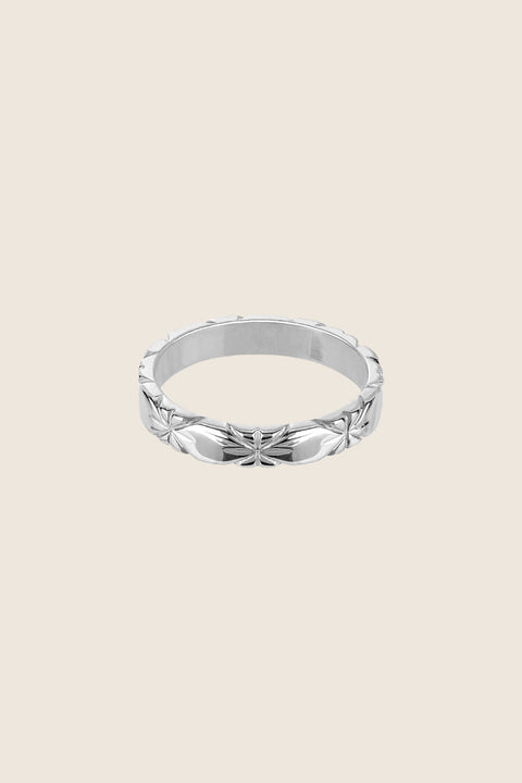 An elegant band ring with an embossed star motif, designed for lovers of minimalist forms and cosmic symbolism. With a 3 mm height, it offers subtle character and pairs perfectly with textured bands like DORSA or CRATER. A refined everyday piece with a celestial touch. Discover understated design by UMIAR jewelry.