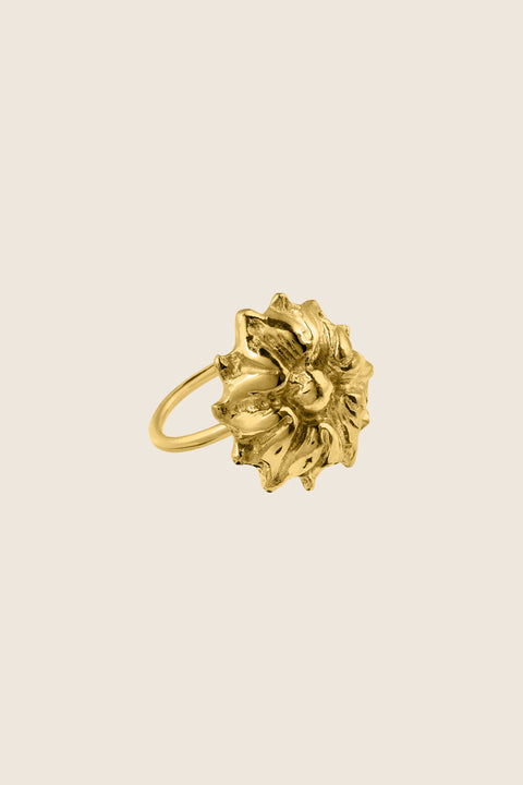 A decorative vintage-inspired flower ring with a 20 mm diameter, designed to stand out as a bold statement piece. Beautiful worn alone or contrasted with minimalist rings, it celebrates floral elegance with character. A unique gift idea for lovers of expressive, nature-inspired jewelry. Discover timeless design by UMIAR jewelry.