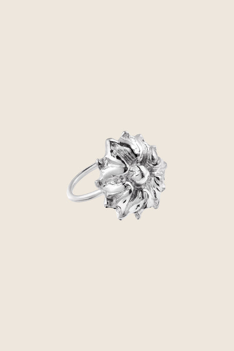 A decorative vintage-inspired flower ring with a 20 mm diameter, designed to stand out as a bold statement piece. Beautiful worn alone or contrasted with minimalist rings, it celebrates floral elegance with character. A unique gift idea for lovers of expressive, nature-inspired jewelry. Discover timeless design by UMIAR jewelry.