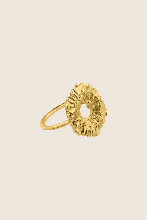 An elegant flower-shaped ring with a 20 mm diameter, combining a timeless floral motif with a modern design approach. Striking when worn alone and beautifully contrasting with minimalist rings, it offers expressive elegance with contemporary balance. Discover refined statement jewelry by UMIAR jewelry.